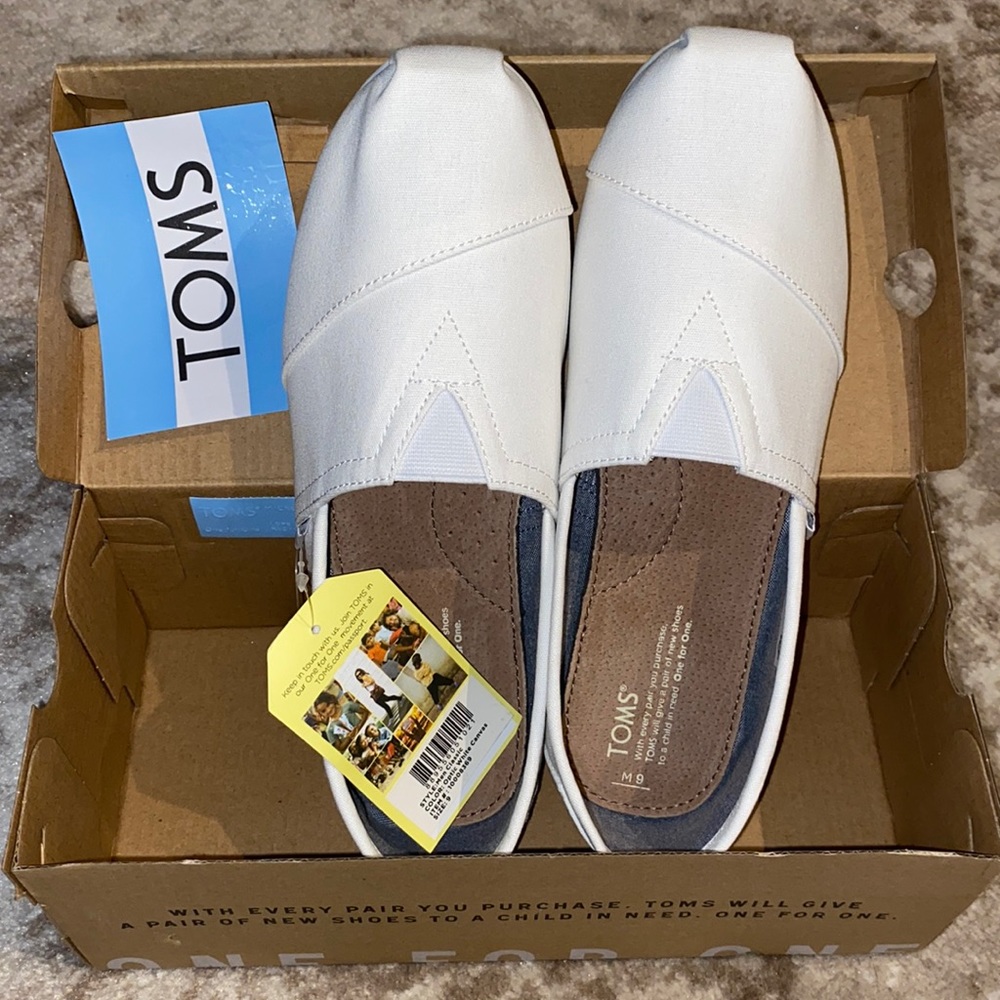 NWT White Toms w/Sticker🤍